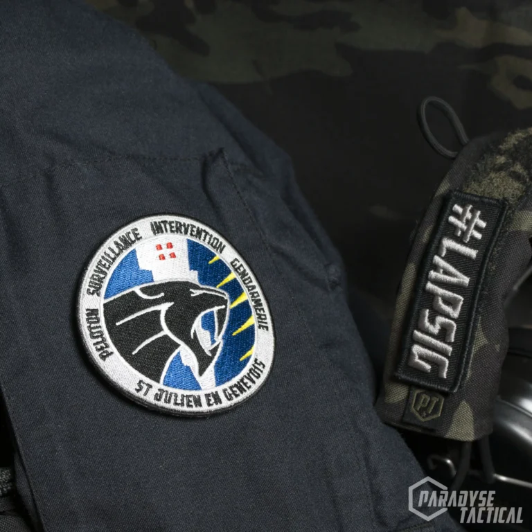 Écusson rond du PSIG Saint-Julien cousu sur une veste noire.
