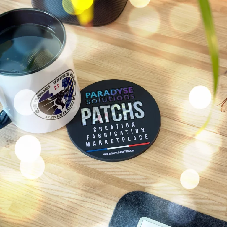 Dessous de verre personnalisé Paradyse Solutions à côté d’une tasse sur un bureau.