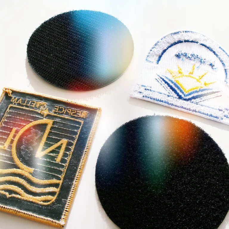 Différents dos de patchs : autoagrippant, thermocollant et textile.