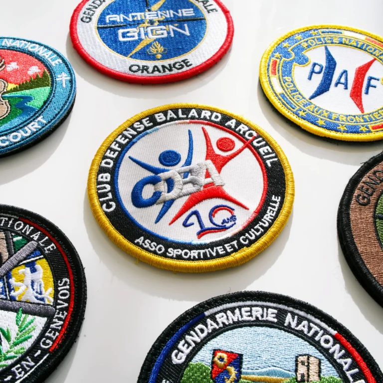Collection d’écussons brodés militaires, associatifs et de gendarmerie.
