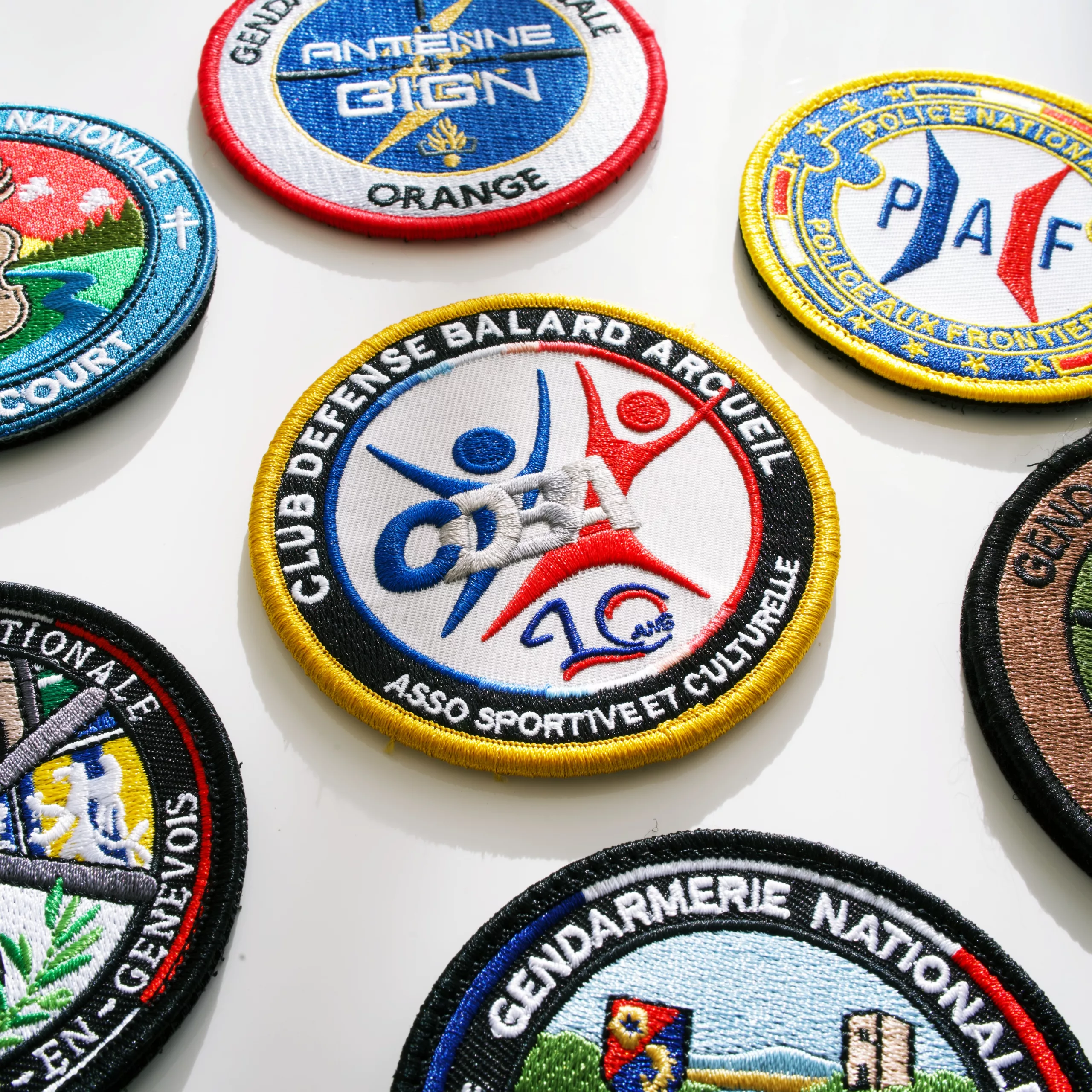 Patch brodé personnalisé : avantages et inconvénients