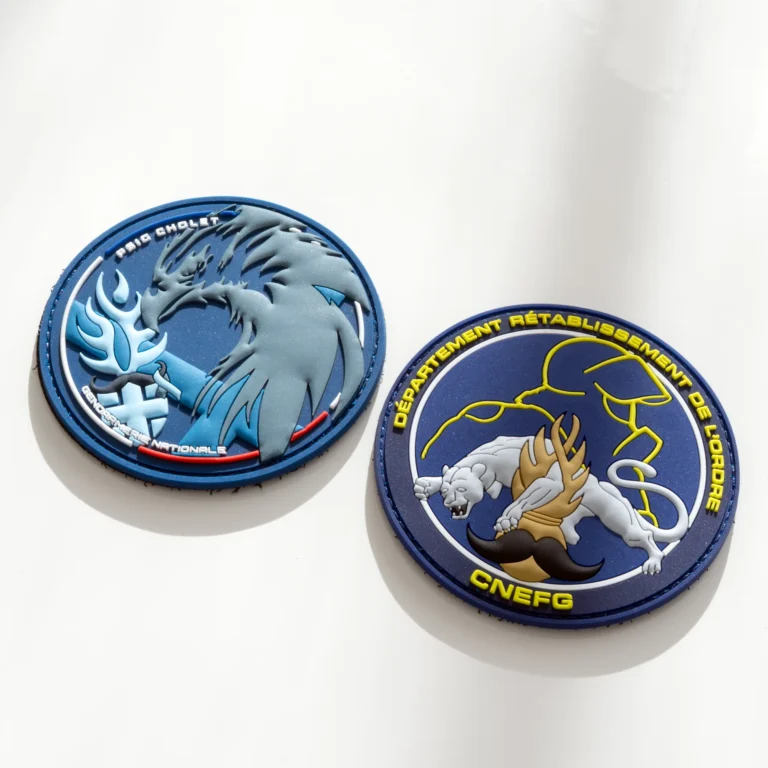 Deux patchs ronds bleus, dont un écusson du CNEFG.