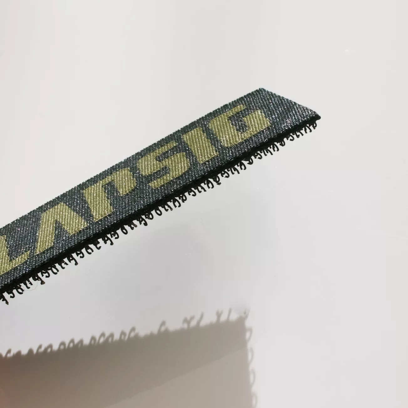 patch tissé personnalisé bordure découpe laser lisibilité textes fins paradyse solutions