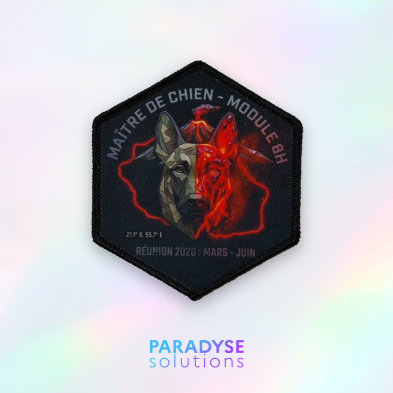 Patch sublimé hexagonal Maître de chien Réunion sur fond holographique.