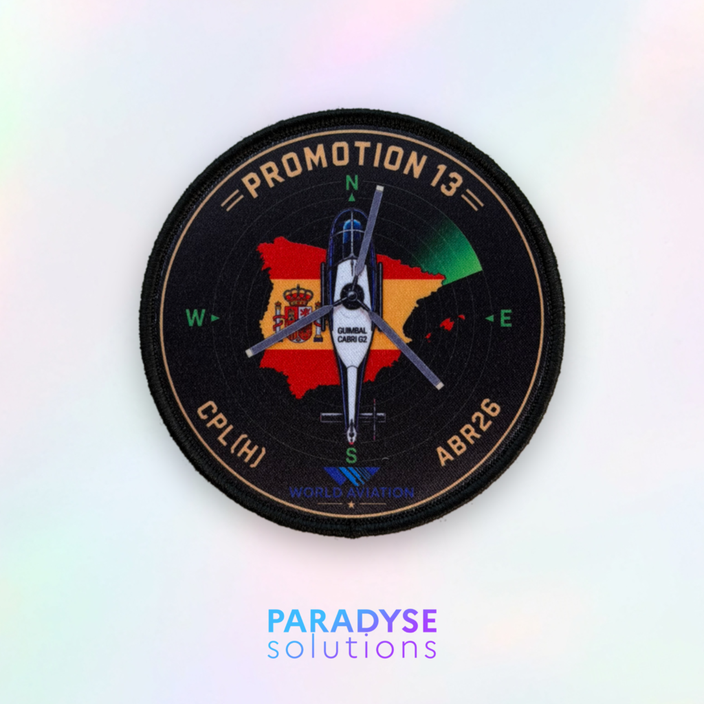 Patch sublimé personnalisé World Aviation Promotion 13, photographié sur fond holographique.
