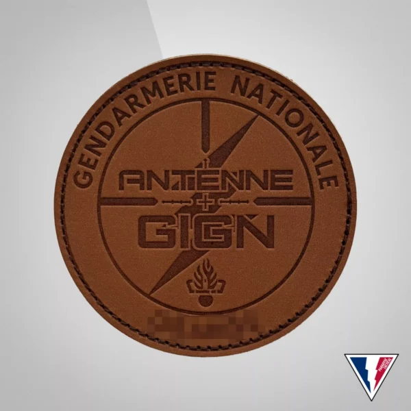 patch en cuir personnalisé gign marquage embossé rendu premium paradyse solutions