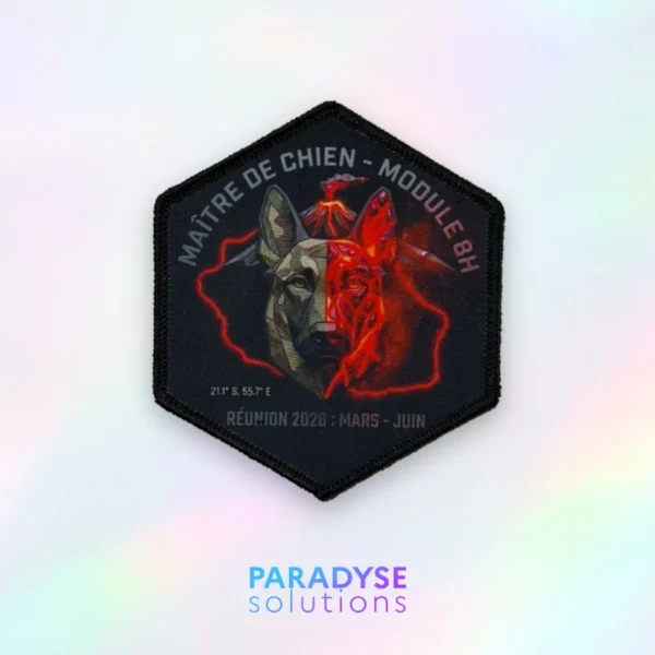 Patch sublimé hexagonal Maître de chien Réunion sur fond holographique.