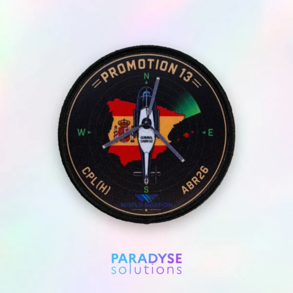 Patch sublimé personnalisé World Aviation Promotion 13, photographié sur fond holographique.