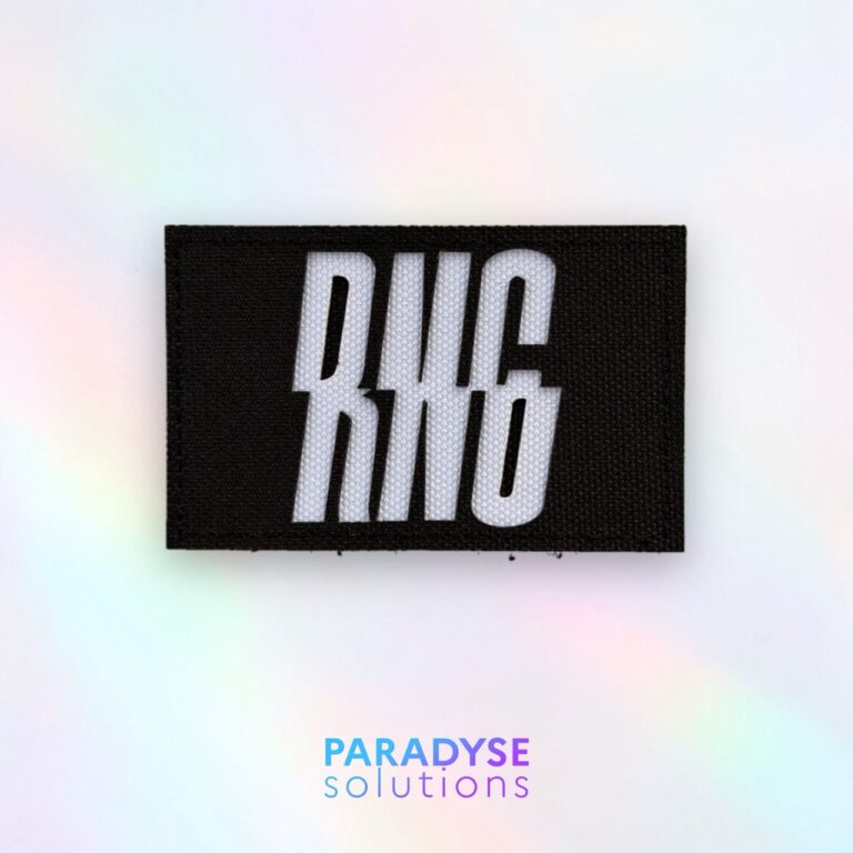 Patch rectangulaire Klaim RNG3 noir et blanc sur fond holographique.