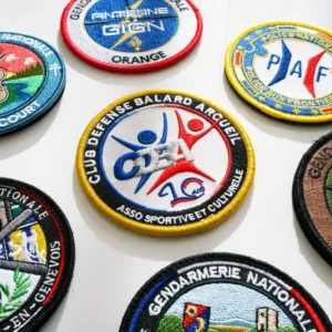 Collection d’écussons brodés militaires, associatifs et de gendarmerie.