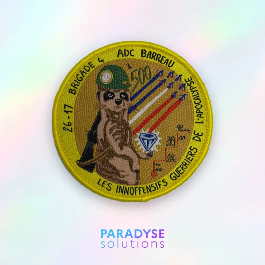 Patch tissé rond Brigade 4 : suricate et avions tricolores sur fond holographique.